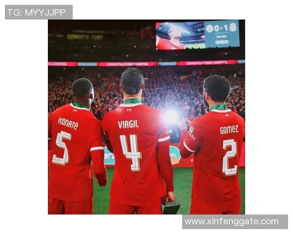 足球明星比心头像图片展示热爱与激情的完美结合